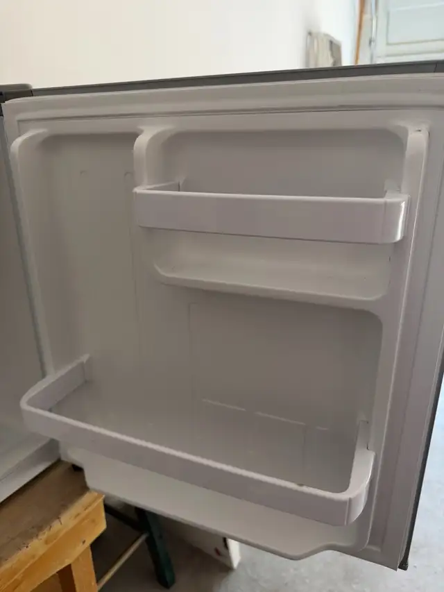 Frigidaire fridge 1.6 Cu ft. in Refrigerators in Mississauga / Peel Region - Image 4