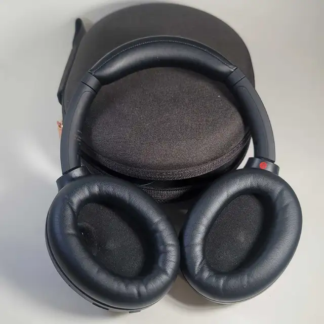 Sony WH-1000XM4 in Headphones in City of Toronto - Image 4