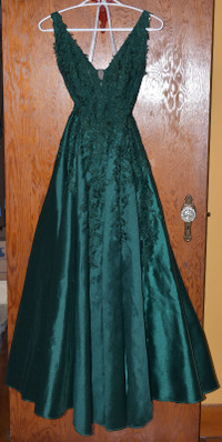 Ellie Wilde Emerald Green Prom Dress Size 10