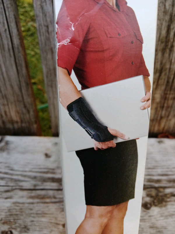 Wrist Brace, Fits Small To Medium (6" - 8"), Light, Comfortable  in Health & Special Needs in Oshawa / Durham Region - Image 2