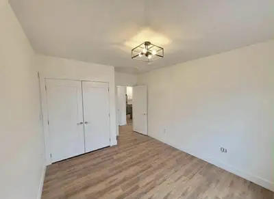 A large private room in a new 2 bedroom 2 bathroom apartment for rent. 5mins away from downtown. (Re...