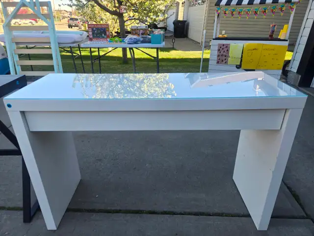 Modern White Makeup Table/Desk