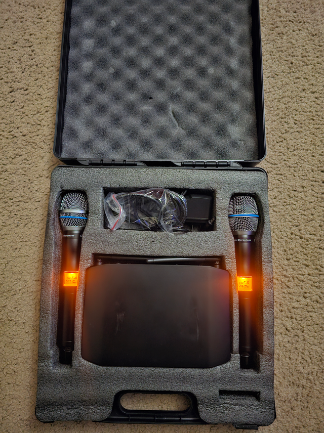 Wireless Microphone Set – 2 Mics with Console in Pro Audio & Recording Equipment in Windsor Region - Image 2