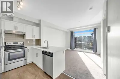 2 Bedroom apartment located on the 2nd floor in the neighborhood of Walden. The unit feautures stain...