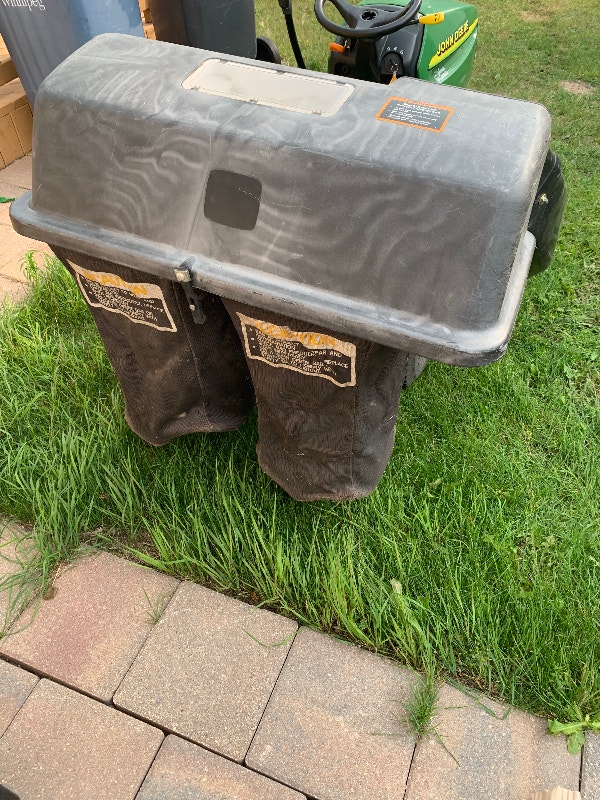 John Deere LT133 riding lawnmower with bagging system Lawnmowers