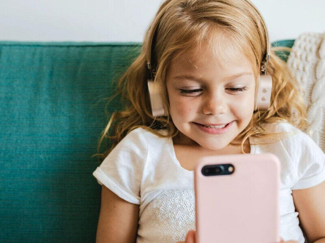 Wanted Older Android Tablet, IPad or Cell Phone For Child in General Electronics in Brantford - Image 2