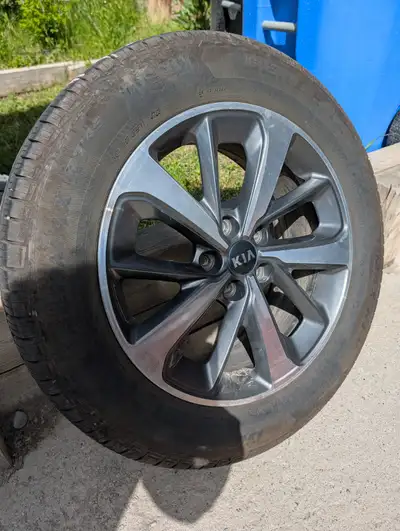 General Altimax RT 45 235 / 60 R Excellent condition. These tires and rims were on a 2019 Kia Sorent...
