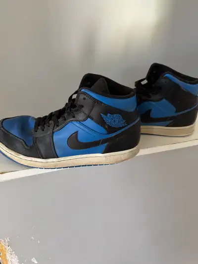 Comes from a smoke free home. Size is an 8.5/9