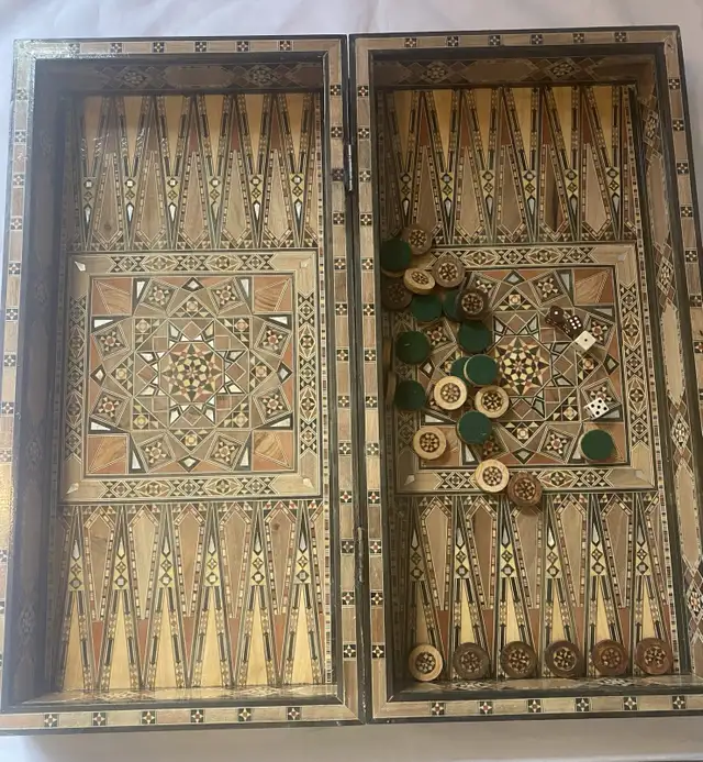 antique large inlaid backgammon & chess set.21 1/2”x21 1/2”. in Toys & Games in Markham / York Region - Image 3