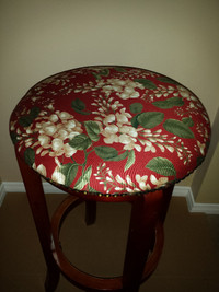 Wooden Stool : Top Rotates : like NEW : Sturdy/Strong