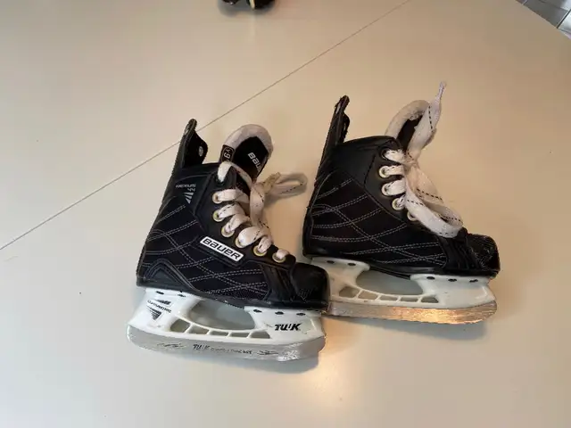 Kids Ice Hockey Skates size 9 size 10 in Skates & Blades in Guelph - Image 2