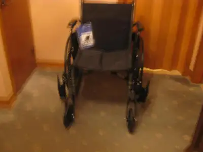 SIÈGE D'AISANCE PLIANT et FAUTEUIL ROULANT - Comme neufs - Acheté 2024 - Aussi Botte orthopédique pi...