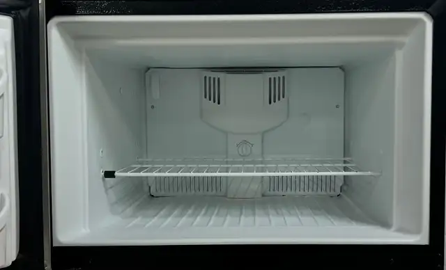- Refrigerator “FRIGIDAIRE” H66/W30/D30 in Refrigerators in Barrie - Image 4