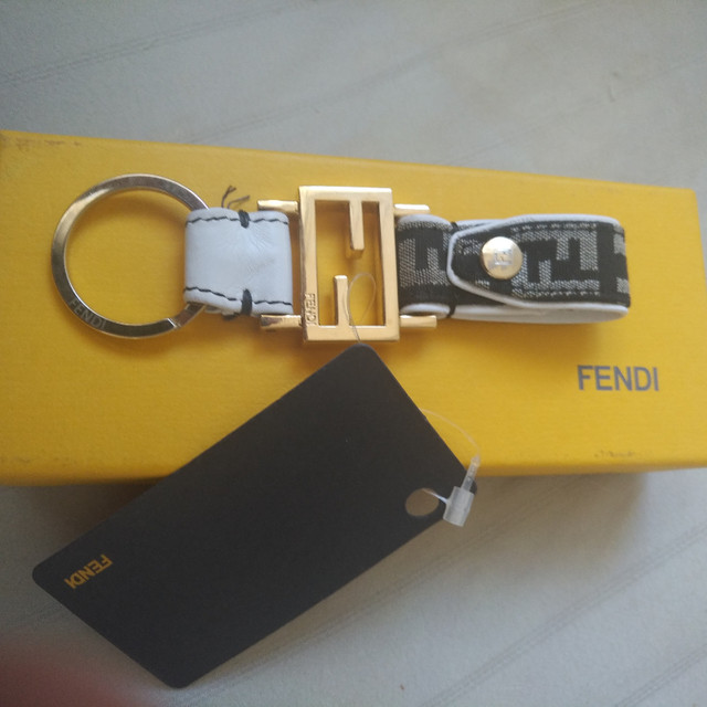 FENDI Key Chain NEW in box Tag Authentic Porte Clef Neuf e boite dans Autre  à Ville de Montréal