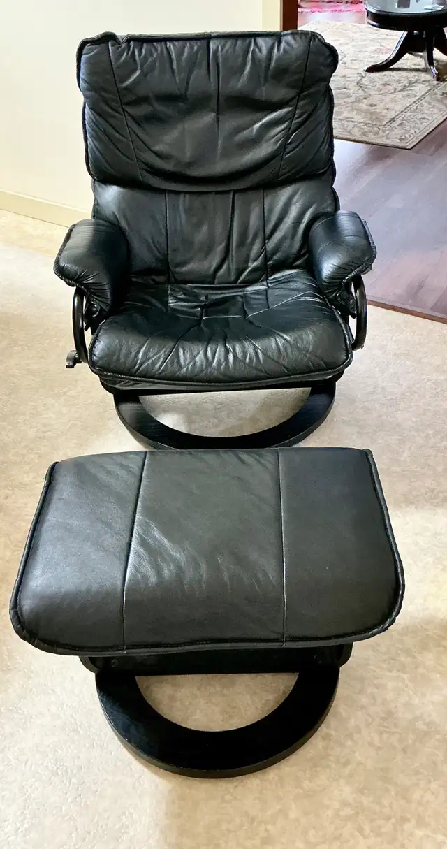 Super deal on premium leather chair/ottoman in Chairs & Recliners in Timmins - Image 2
