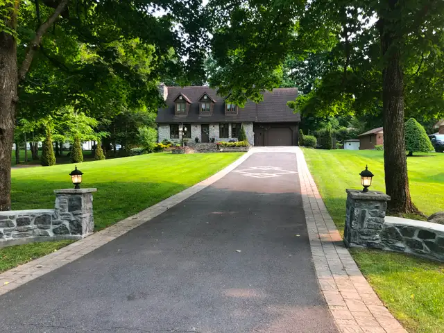 Charming Custom Canadiana Home on a Serene Half-Acre Lot63009271900291121