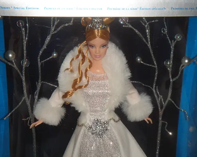 NEW Vintage Mattel Holiday Visions Barbie Winter Fantasy #B2519 in Arts & Collectibles in Oshawa / Durham Region - Image 3