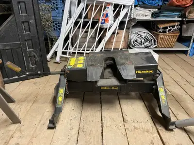 Attache fifth wheel 16K à double pivot avec les rails d'installations dans le fond de la boite. Le p...