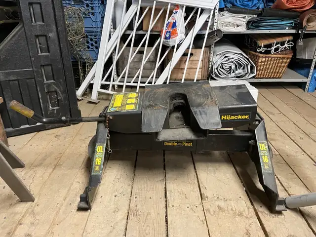 Attache fifth wheel 16K à double pivot avec panneau arrière in RV & Camper Parts & Accessories in Lévis - Image 2
