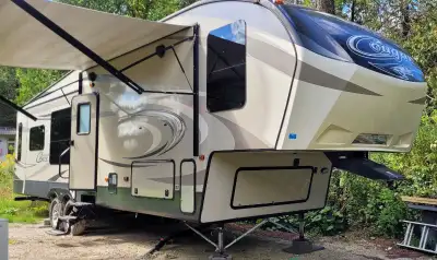 333MKS, 4 pt auto leveling, power awning, 3 slides, fridge propane/electric, microwave, 3 burner sto...