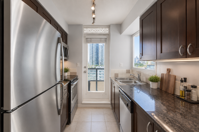 $1,500 All-In | Furnished Room Downtown Vancouver in Room Rentals & Roommates in Vancouver - Image 6