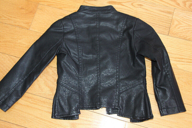 Manteau Guess simili cuir 4T fille dans Vêtements - 4T  à Ville de Montréal - Image 3