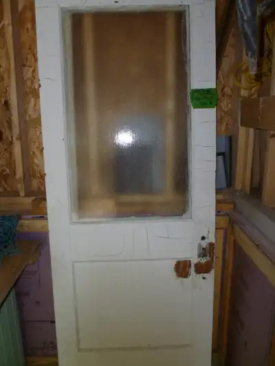Ancienne porte en BCFir. Bas de porte en BCFir solide et haut en verre. J'en ai 2 ou 3. Partiellemen...