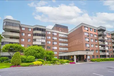 Condo lumineux 2 chambres, 2 SDB avec terrasse privée – IDS