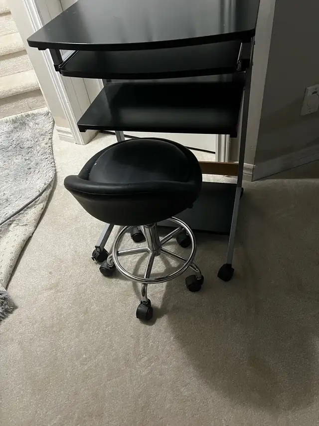 Rolling Workstation Desk and Chair in Chairs & Recliners in Kingston - Image 3