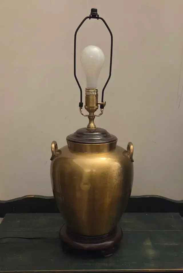Vintage Wildwood brass table lamp (USA) in Indoor Lighting & Fans in City of Toronto - Image 11