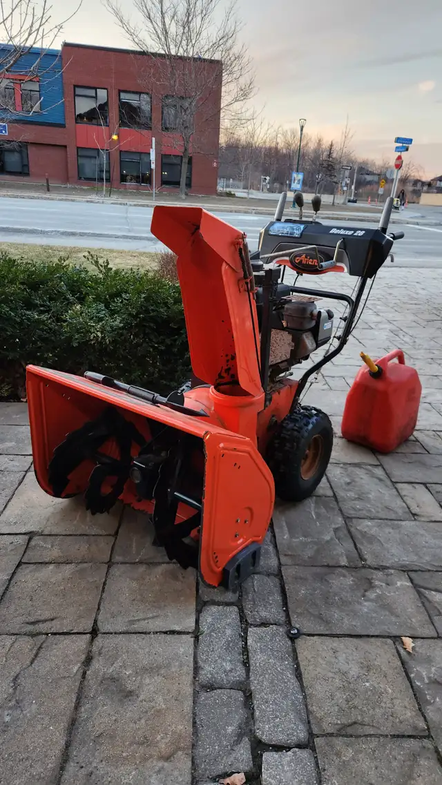Souffleuse Ariens Deluxe 28" (2013) // Snowblower in Snowblowers in Laval / North Shore - Image 2