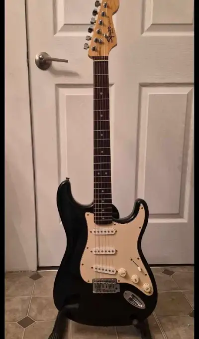 Rare Fender Squire Strat 2005 SE, View more