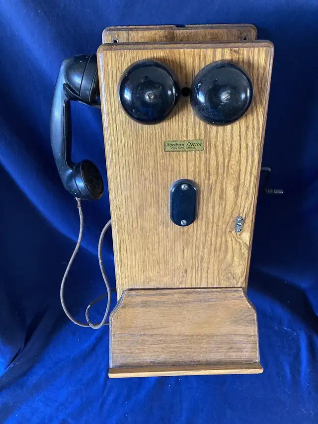 Antique Wood Telephone & receptor.. vintage wooden phone in Arts & Collectibles in Ottawa - Image 4