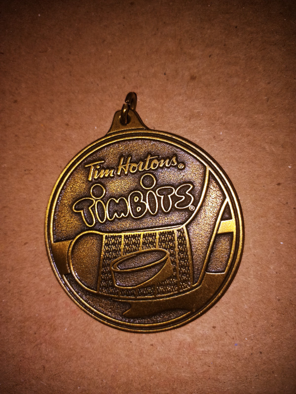 TIM HORTONS  TIM BITS  1999 - 2000  HOCKEY  MEDAL in Arts & Collectibles in Sarnia - Image 2