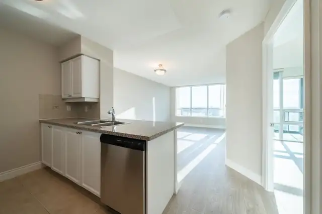 YONGE & FINCH | ONE BED+DEN | 15 Greenview Ave in Long Term Rentals in City of Toronto - Image 4