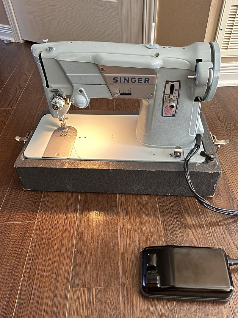 SINGER Blue Collectible Sewing machine with carry case Hobbies