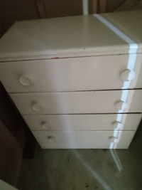 Mid-Cenury Modern, 4-drawer chest.