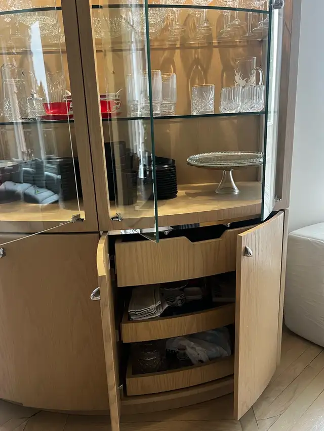 solid Oak wood dinning cabinet and Buffet in Hutches & Display Cabinets in Windsor Region - Image 3