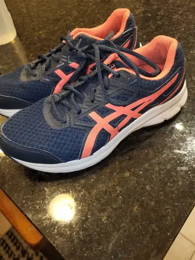 Size 6, new condition, lightly used.