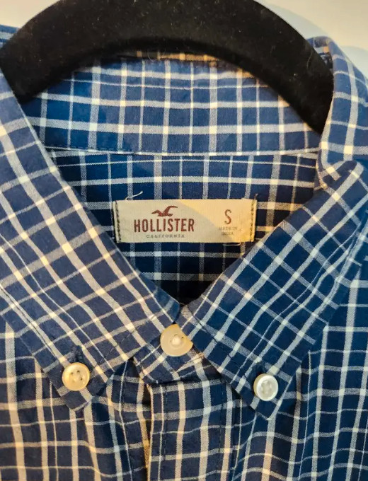 Mens Hollister button down long sleeve (small) in Men's in Hamilton - Image 2