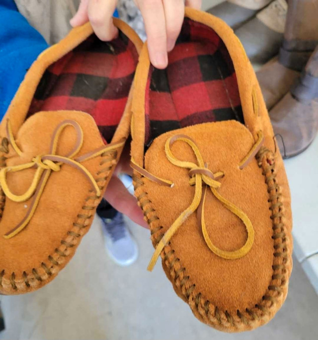 Women's slippers size 9 in Women's - Shoes in Belleville
