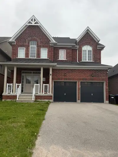 **House in beautiful town of Angus, Ontario!! **4 Bedrooms Gorgeous Fully Furnished Fully Detached 3...