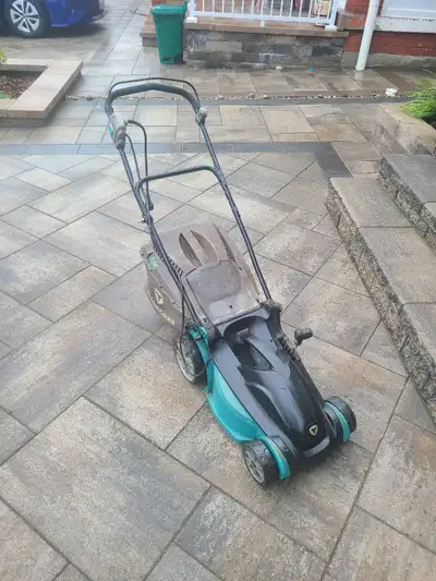 Keep your lawn looking pristine with this reliable pre-owned Yardworks lawn mower. This machine is i...