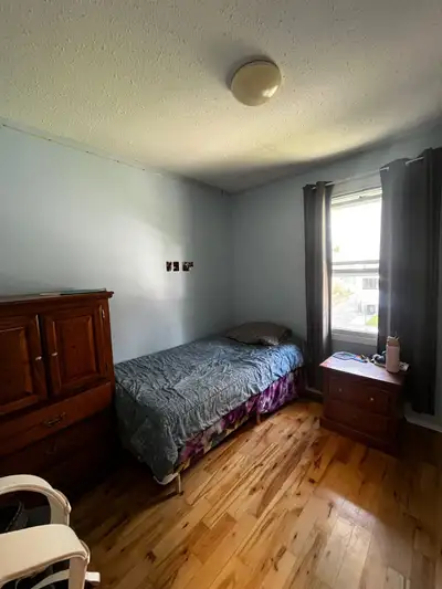 Furnished private room available in a shared house near Barber Street. Move-in is available Septembe...