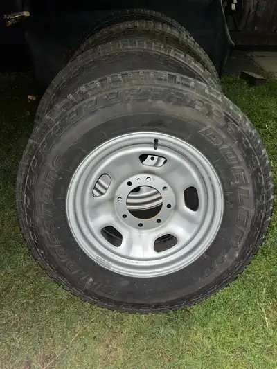 Selling a set of Bridgestone dueler 275/70/18 With rims Came off a 2023 ford f 350 only have about 1...