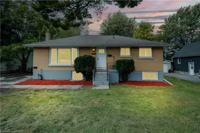 Spacious upper level Three bed, one bath home in Portsmouth