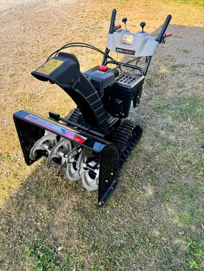 souffleuse a neige mdt cold 28po comme neuve, View more