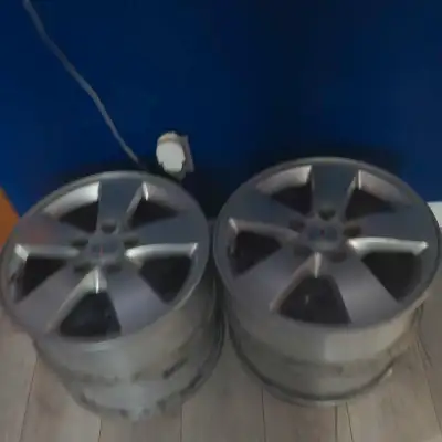 Je vends 4 jantes originales Pontiac avec capteur de pression parfaites pour remplacer ou améliorer...