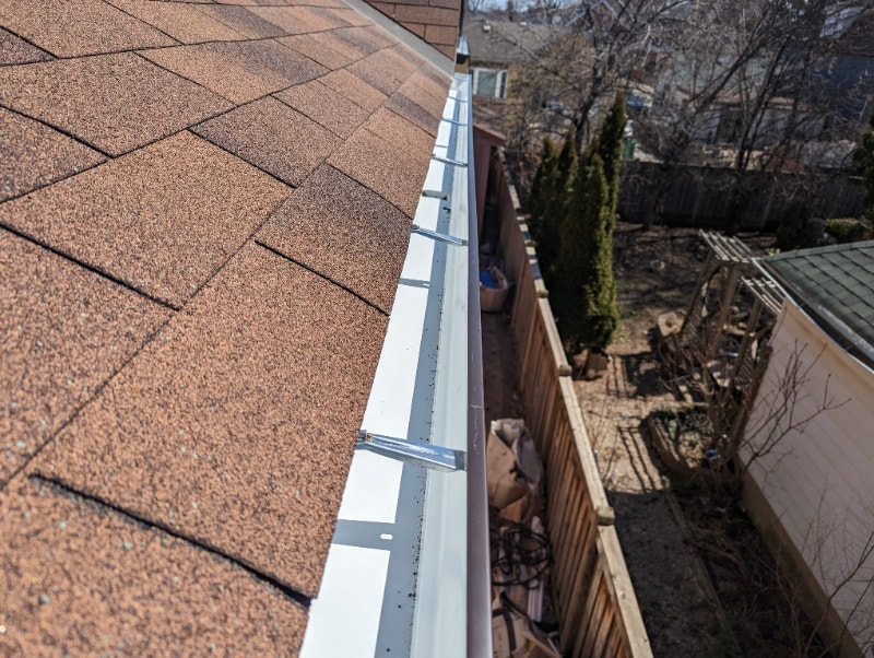 Gutter/ Downspout/ Soffit/ Fascia/ Siding/ Seamless Eavestrough Lawn