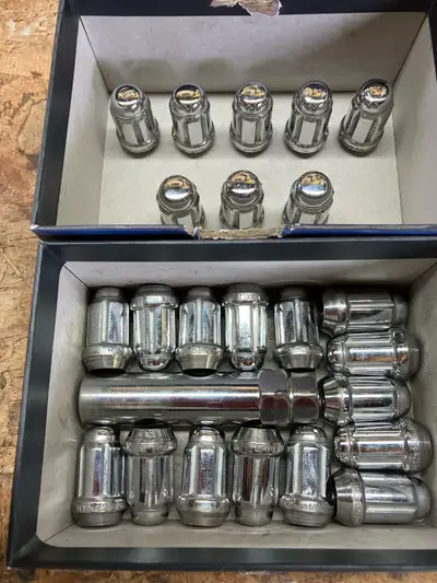 Noix de roue pour MAG. Était sur Nissan X-Trail 2006. Fit sur la plupart des VUS. Était sur MAG 16 ‘...